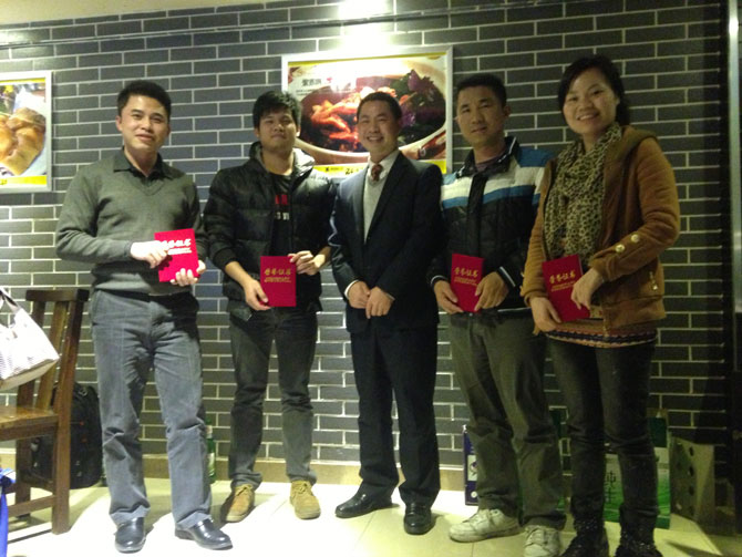  告別2013迎接2014,卓石公司團(tuán)隊(duì)年終聚餐,一起探討企業(yè)發(fā)展戰(zhàn)略與品嘗舌尖上的美味，非常感謝大家一直以來對卓石公司的支持，2014年我們會更加努力，會做得更好！
